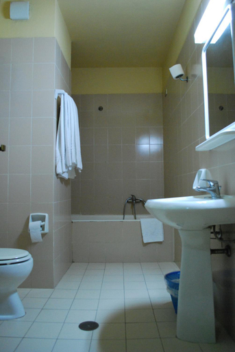 Bathroom 3, Hotel Tre Torri, Agrigento