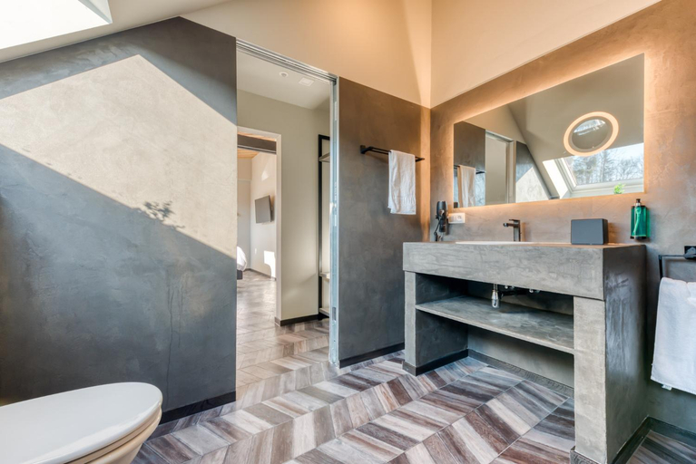 Bathroom 3, Les Chambres du Vieux Chateau, Luxembourg