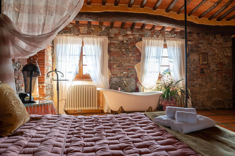 Others 4, Luxury Corte Di Re Artu, Lucca