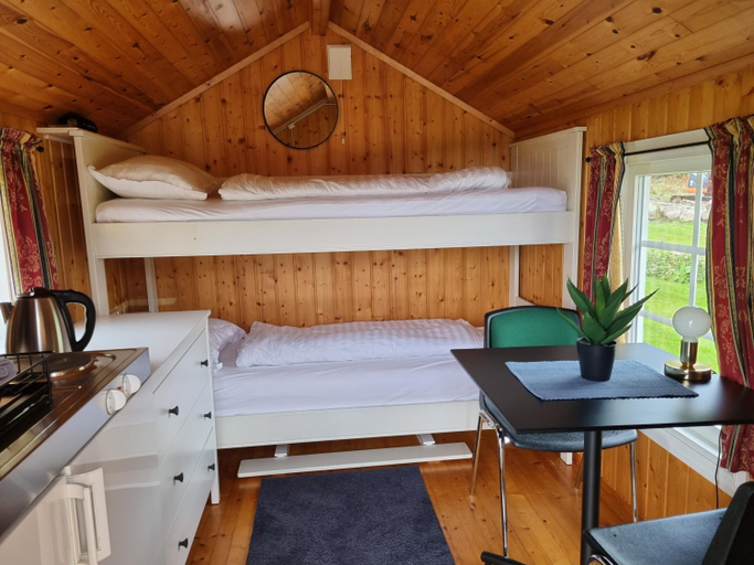 Bedroom 2, Rødseth gardsovernatting Hytter, Fræna