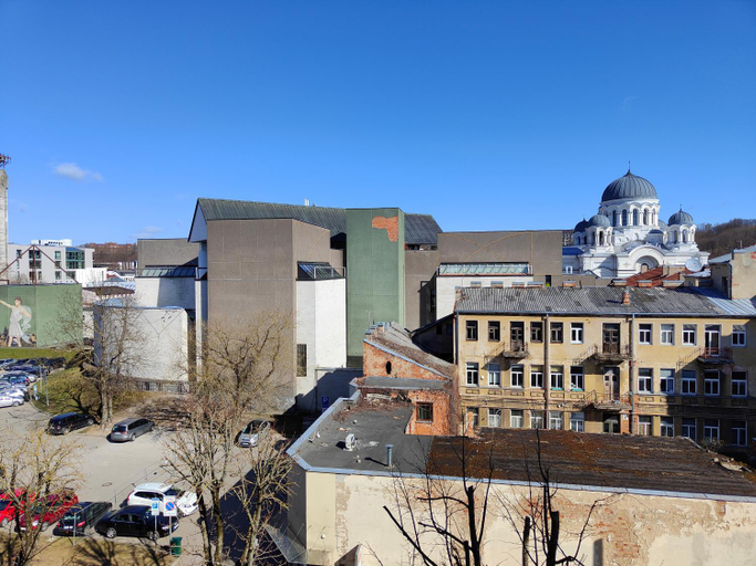 Exterior & Views