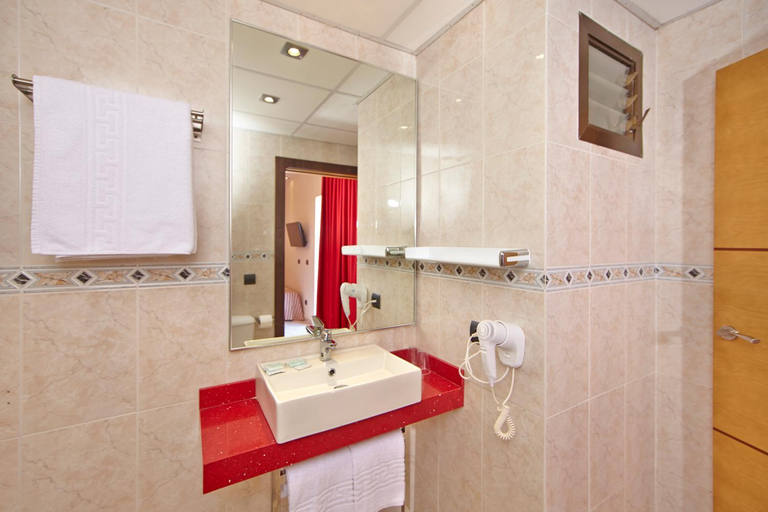 Bathroom 2, MLL Caribbean Bay, Baleares