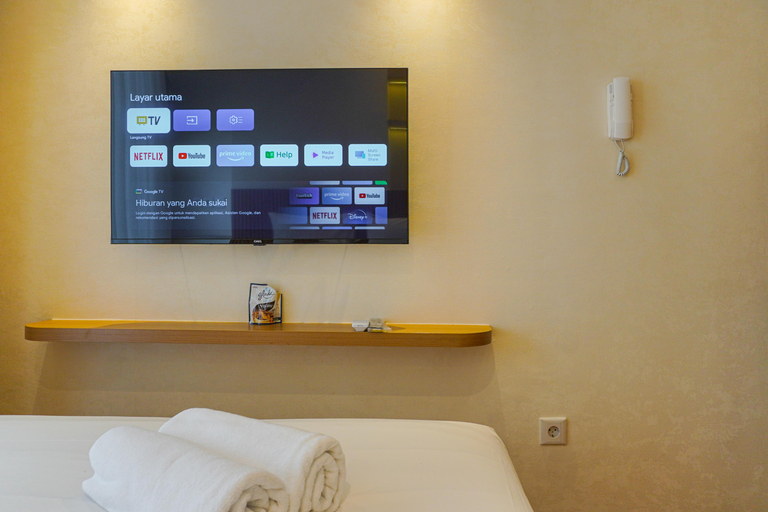 Bedroom, Comfortable Design Studio at Tokyo Riverside PIK 2 Apartment By Travelio, Tangerang