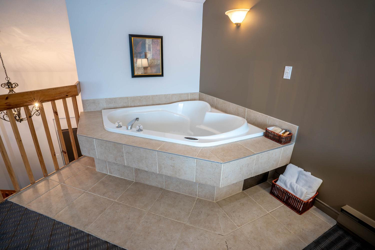 Bathroom 5, Hotel Cheribourg, an Ascend Collection Hotel, Memphrémagog