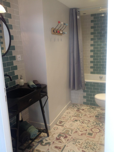 Bathroom 3, Ma Maison, Côte-d'Or