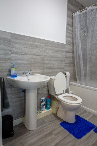 Bathroom 2, Cherry Tree, Warrington, Smart Tv, High Speed Wifi, Warrington