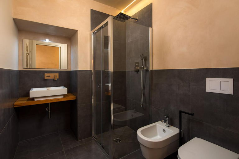 Bathroom 2, The Magnificent, Florence