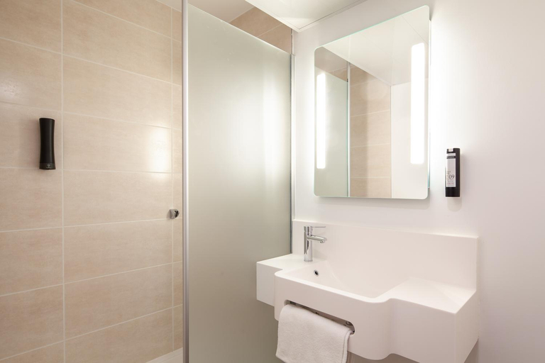 Bathroom 4, B&B HOTEL Nice Aeroport Arenas, Alpes-Maritimes