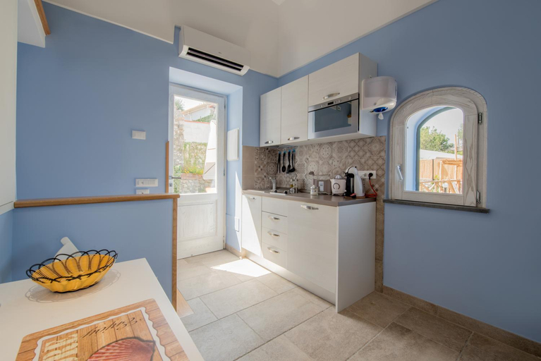 Kitchen 4, Villa Mami Luroviga, Napoli