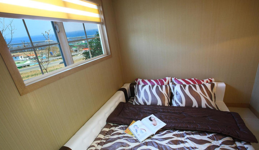 Bedroom 2, Namhae Bluesyun Pension, Namhae