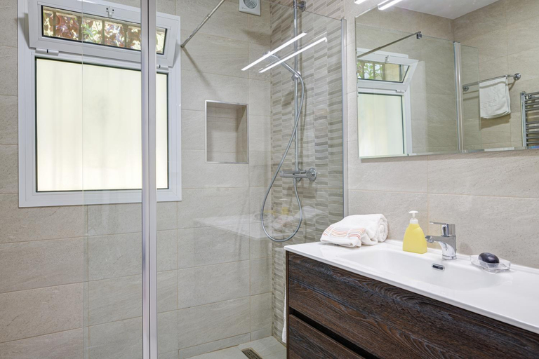 Bathroom 4, Villa with private pool and garden in Marbella, Málaga