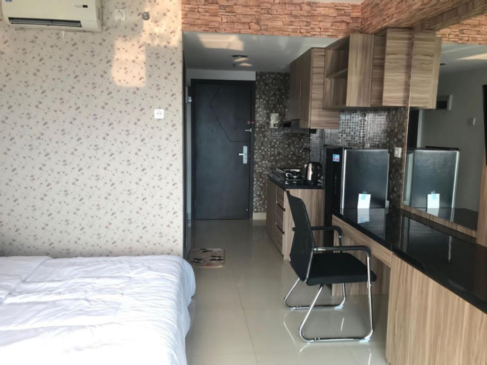 Bedroom 4, Comfy Wooden Decorated Studio - The Hive, Cawang, East Jakarta