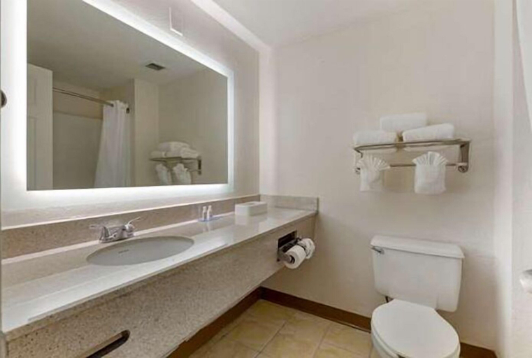 Bathroom 4, Suburban Studios Raleigh - Crabtree Valley, Wake