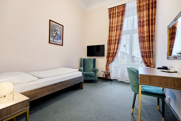 Bedroom 3, Hotel Maxim, Cheb