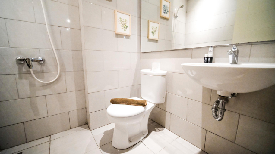 Bathroom 2, Simple and Homey 2BR at Benson Supermall Mansion Apartment By Travelio, Surabaya