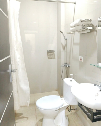 Bathroom 5, Khariz Hotel, Bukittinggi