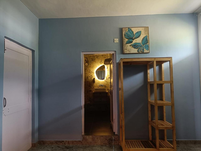 Bathroom 3, The Bunksters Bir, Kangra