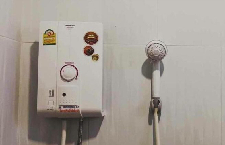 Bathroom 4, Ban Roojai, Muang Nan