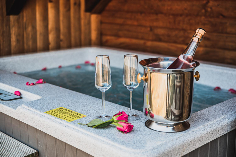 Food & Drinks 4, Wooden Cabin Zurej with Hot Tub, Šentjur pri Celju