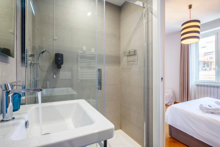 Bathroom 4, Residence Maximus, Rome
