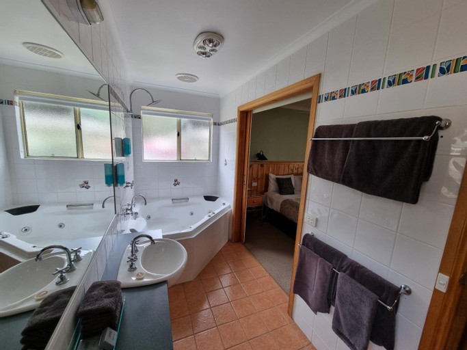 Bathroom 16