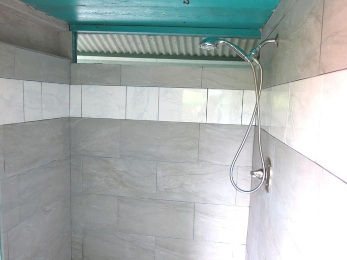 Bathroom 3, Pahoa Village Hostel, Hawaii