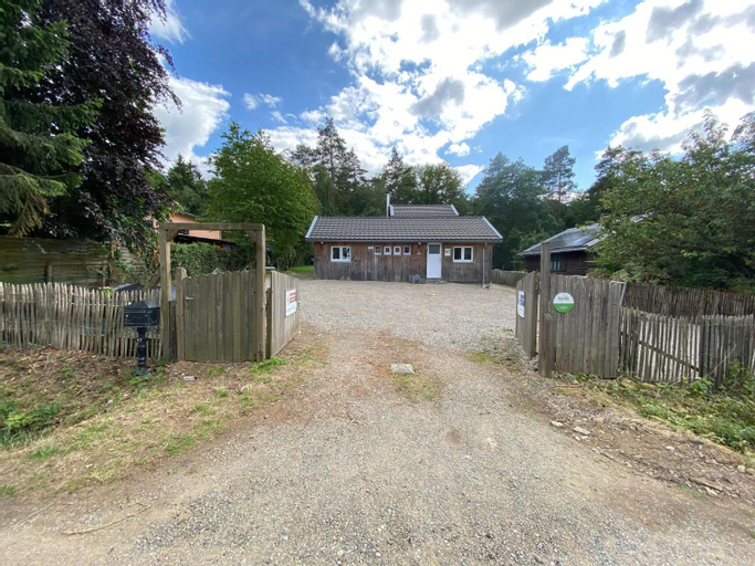 Spacious chalet in Jalhay with jacuzzi, Liège