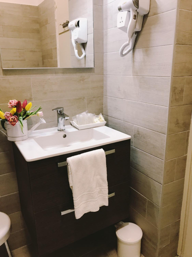 Bathroom 4, Hotel Le Dauphin, Alpes-Maritimes