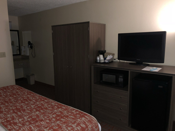 Bedroom 4, MHO Inn & Suites, Middlesex