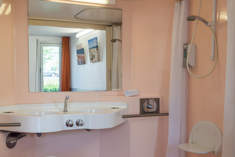 Bathroom 5, PREMIERE CLASSE SAINTES, Charente-Maritime
