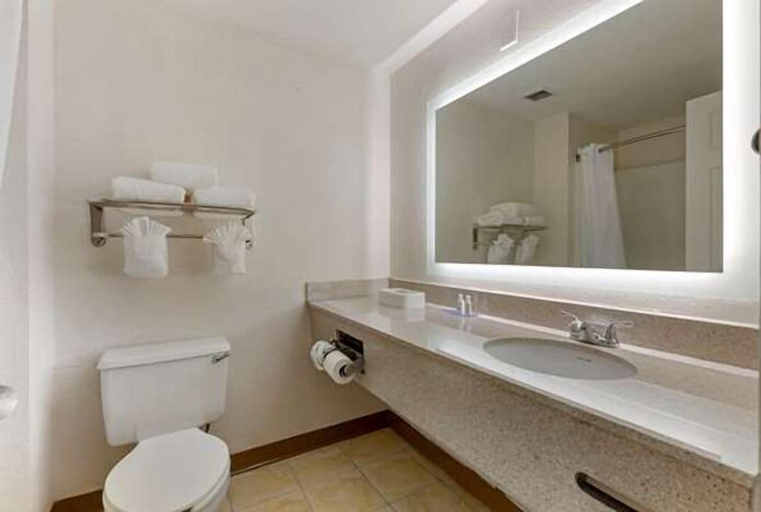 Bathroom 4, Suburban Studios Raleigh - Crabtree Valley, Wake