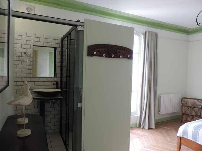 Bathroom 5, Manoir Le Parc near Paris & Disneyland, Seine-et-Marne