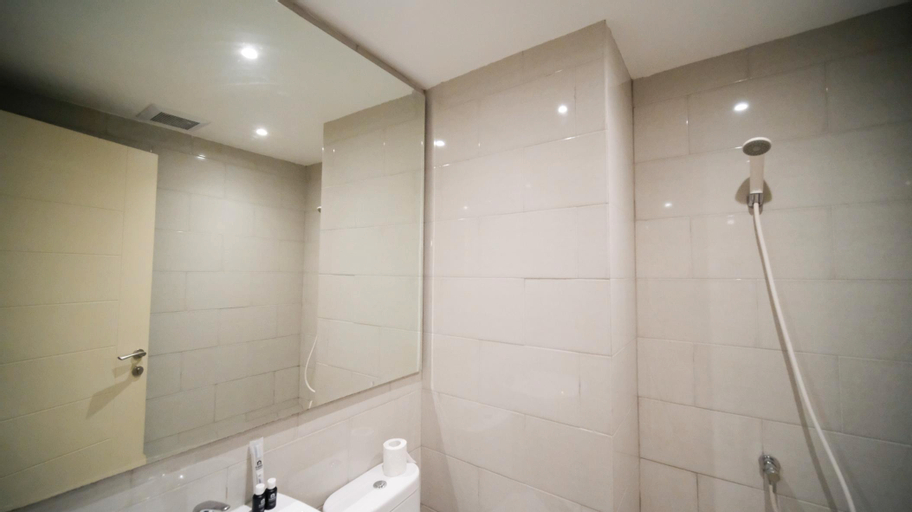 Bathroom 5, Clean and Comfort Living 2BR at Anderson Supermall Mansion Apartment By Travelio, Surabaya