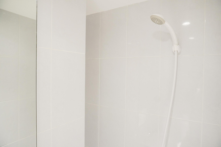 Bathroom 4, Comfortable Design Studio at Tokyo Riverside PIK 2 Apartment By Travelio, Tangerang