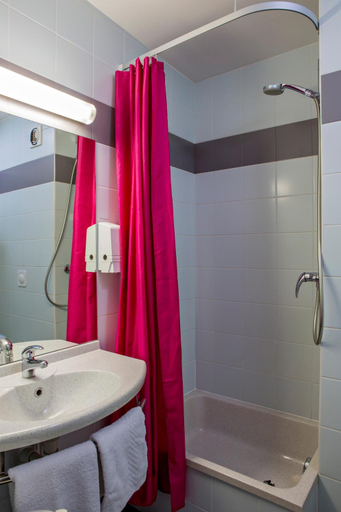 Bathroom 5, B&B HOTEL Aurillac Le Lioran, Cantal