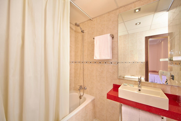 Bathroom 5, MLL Caribbean Bay, Baleares