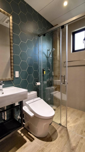 Bathroom 3, Fu Ju 52, Tainan