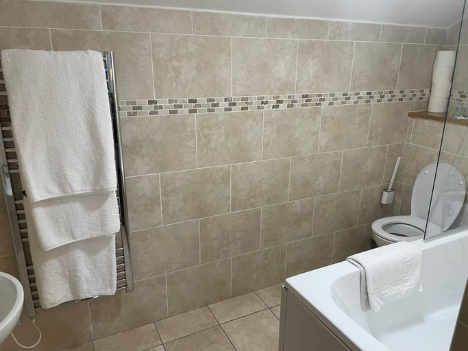 Bathroom 4, 19th Hole Hotel Carnoustie, Angus