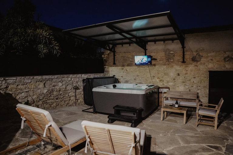 Others 2, The Stonehouse Suites with Private Bath Spas