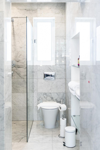 Bathroom 3, Carmelita
