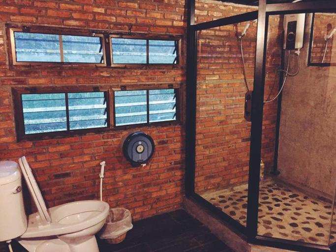 Bathroom 4, MonSamKien Farmstay, Muang Phayao