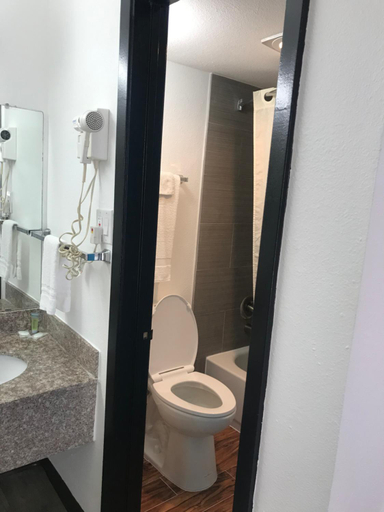 Bathroom 3, Americas Best Value Inn Bowie, Montague