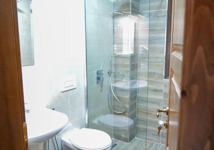 Bathroom 3, Bujtina Kapllani, Beratit