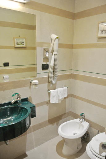Bathroom 4, Kent, Rome