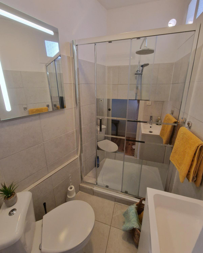 Bathroom 3, L'Ancien Poste, Aveyron