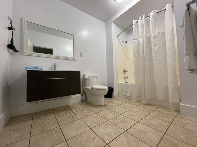 Bathroom 4, London Residency Inn, Middlesex