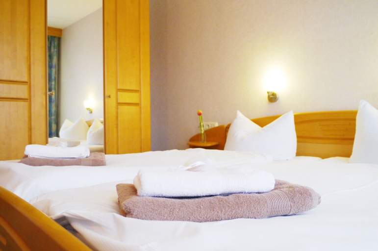 Bedroom 3, Landgasthof Zum Hirschen, Tirschenreuth