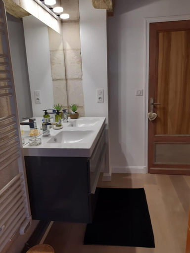 Bathroom 2, Agreables chambres d'hotes dans maison XVIIIe, Loir-et-Cher