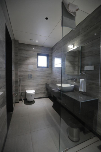 Bathroom 1, Hotel Radiance, Ahmadnagar