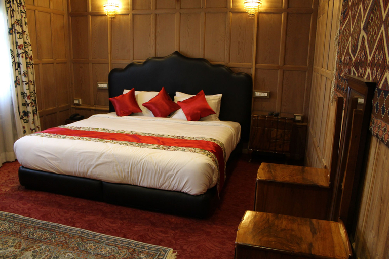 Bedroom 2, New York Houseboat, Srinagar